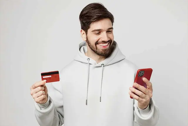 Pessoa utilizando uma solução de crédito