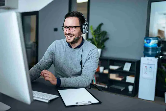 Servidor público analisando uma solução de empréstimo