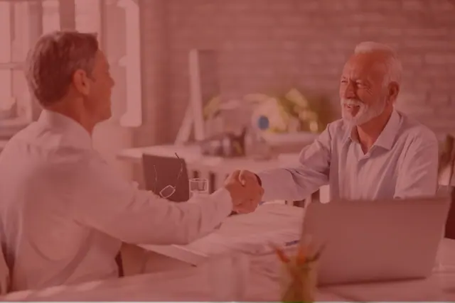 Dois homens apertando as mãos durante um atendimento